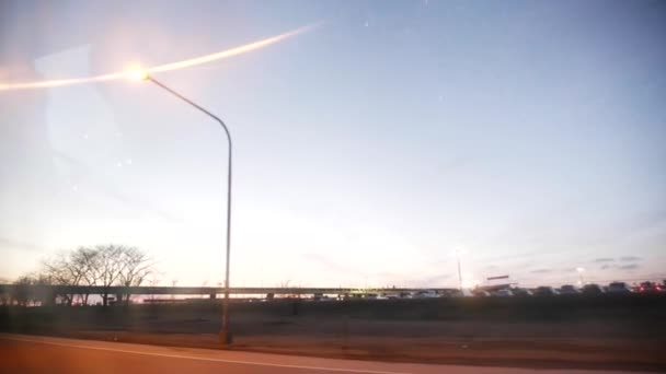 Havaalanından Gelen Birinin Arabasından Geçerken — Stok video