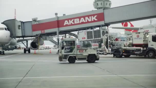 Zajęty Lotnisko Asfalt Samolotów Lotniczych Pojazdów Przemieszczających Bagaż Pobliżu Pasa — Wideo stockowe