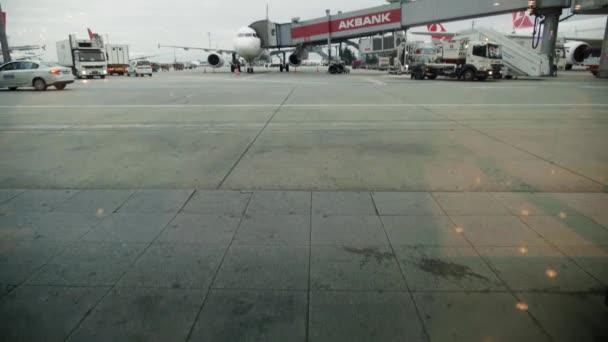 Aeropuerto Ocupado Asfalto Con Aviones Línea Aérea Vehículos Moviendo Equipaje — Vídeos de Stock