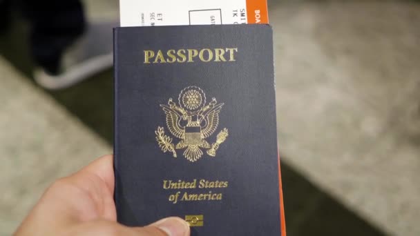 Africano Americano Homem Segurando Passaporte Dos Eua — Vídeo de Stock