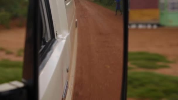 Vista Carro Movimento Lado Passageiro Estrada Terra Africana Floresta Casas — Vídeo de Stock