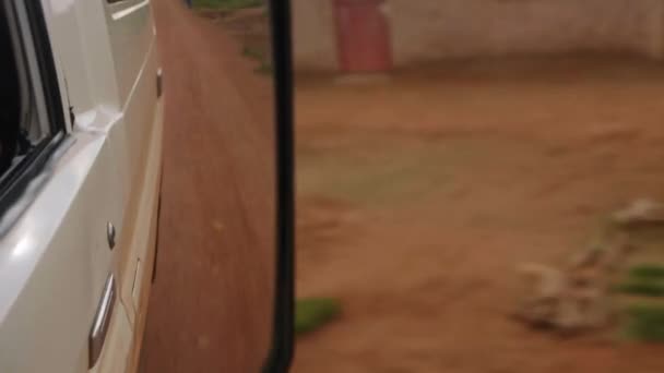Вид Автомобіля Рухається Боку Африканської Ґрунтової Дороги Лісах Цегляних Будинках — стокове відео