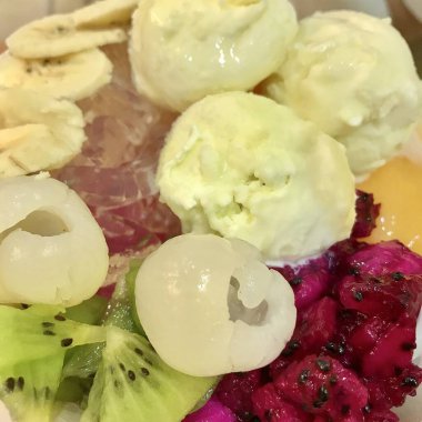 Vanilyalı kivi, liçi ve ejderha meyveli dondurma.