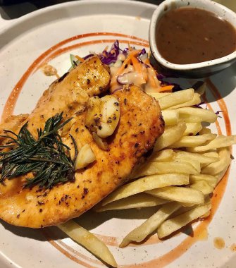 Patates ve sebzeli kızarmış tavuk.