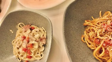 İki tabak spagetti, spagetti carbonara, İtalyan mutfağı, İtalyan makarnası.