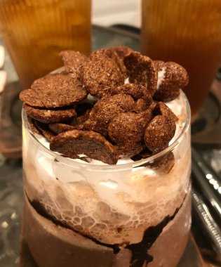 Kahvaltıda yüksek lifli çikolatalı mısır gevreği.