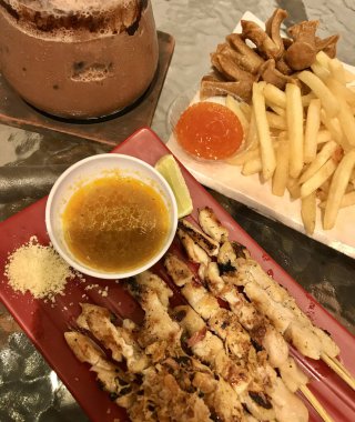 Taichan satay ve sosisli patates kızartması.