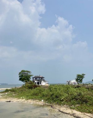 Issız bir adada terk edilmiş bir bina.