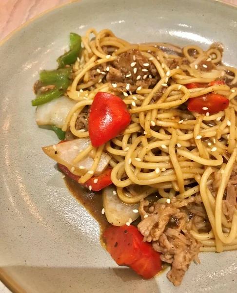 Sorvete Espaguete Com Cobertura Morango — Fotografia de Stock