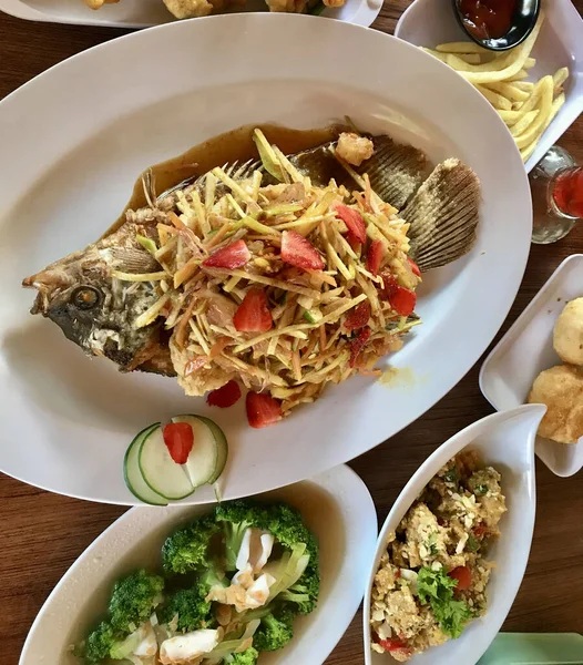 魚とブロッコリー野菜 インドネシア料理 — ストック写真