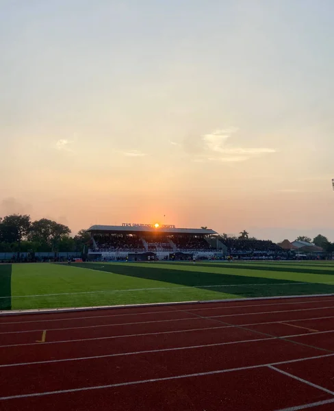 Endonezya futbol stadyumunda gün batımı