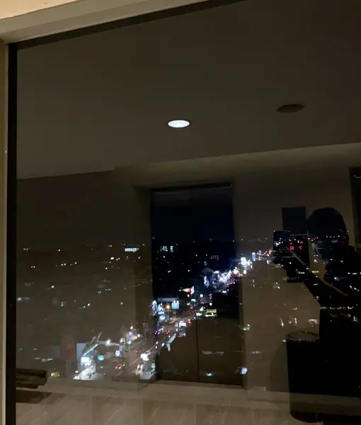 Cityscape Otel Penceresinden Gece Görünümü — Stok fotoğraf