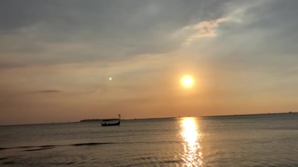 Sunset Beach Enjoying View Island Boats Running — Stock Video