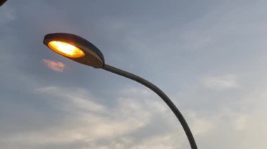 Alacakaranlıkta LED sokak ışıkları.