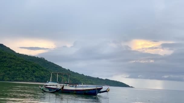 Dağ Manzaralı Güzel Adada Ahşap Bir Tekne — Stok video