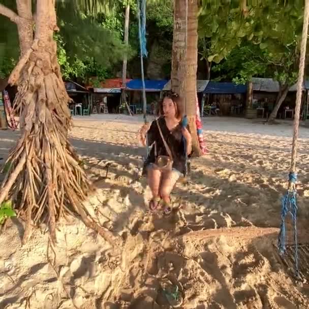 Joven Mujer Está Jugando Columpio Playa — Vídeos de Stock