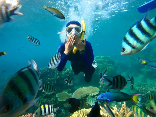 Piękna Rafa Koralowa Freediver Młoda Kobieta — Zdjęcie stockowe