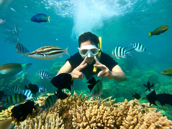 Młody Człowiek Nurkowanie Morzu Człowiek Pod Wodą Kolorowych Ryb — Zdjęcie stockowe