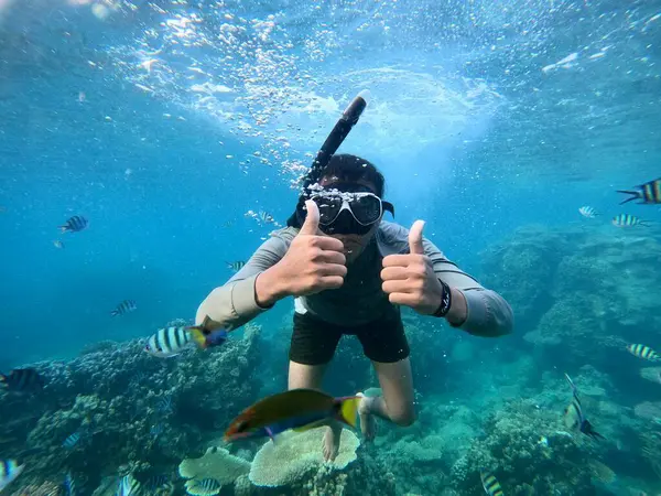 Homem Máscara Snorkel Que Mostra Polegar Flutuando Com Peixe — Fotografia de Stock