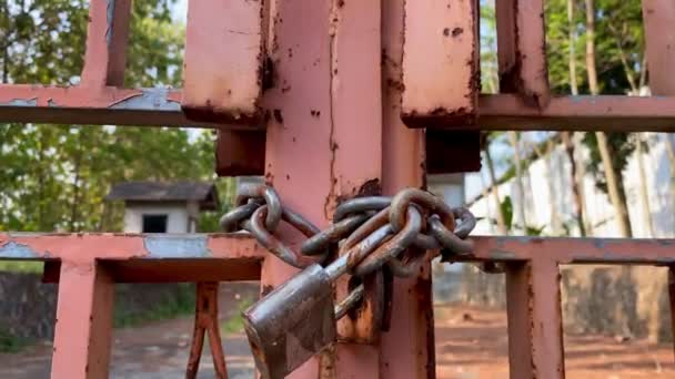 Close Chain Gate Padlock — Stock Video