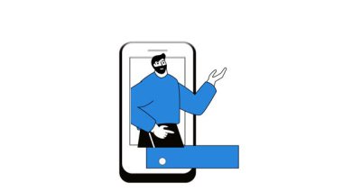 Adam elinde kalple akıllı telefon kullanıyor.