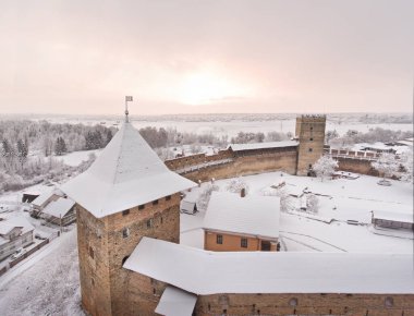 Kış manzaralı Lubart Kalesi. Volyn Ukrayna. Eski mimari binalar kavramı. Hava görünümü.