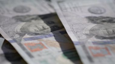 Kapatın. Amerikan banknotlarından oluşan panorama. Amerika Birleşik Devletleri Başkanı Franklin 'in portresi. Para işareti. Yatırım, para değişimi, yolsuzluk kavramı.