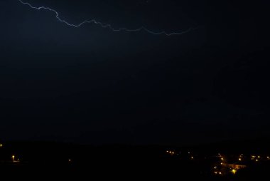 Gece gökyüzünde şimşek