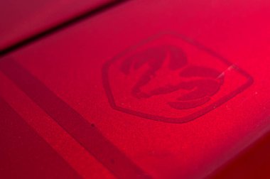 Beyaz arka planda kırmızı kalp