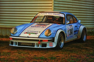 Kırmızı ve mavi renkli eski model bir araba.