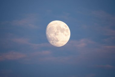 Gece gökyüzünde dolunay Pembe bulutlarla