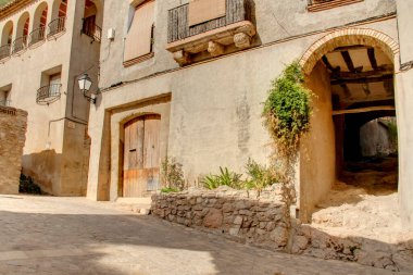 Geçide erişimi olan Miravet kasabasının manzarası. Katalonya, İspanya