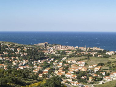 Fransa 'nın Collioure şehrinin deniz kenarındaki manzarası..