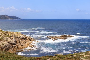 Sierra del Cad dağı ve Santa Maria de Josa inzivası bulutlu bir günde ormanla çevrilidir. Katalonya, İspanya.