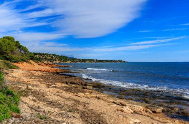 Perello kıyısındaki GR-92 rotası boyunca vahşi sahil, Katalonya, İspanya.