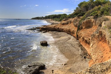 Dik kıyılarda küçük plajlar ve ormanlarla renklendirilmiş.