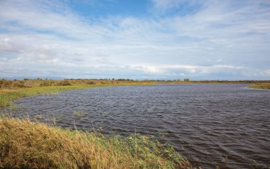 Katalonya, İspanya 'da bulutlu bir günde rüzgarlı göl suyu.