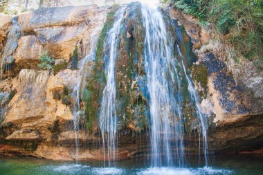 Kayalıklardan kayan serinleyen şelale yazın Katalonya, İspanya 'da yıkanmaya elverişli..