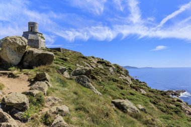 Faro Vello, Cape Vilan 'daki eski sekizgen buhar feneri zeytinyağı pompası lambası ile aydınlatılmış. Galiçya, İspanya.