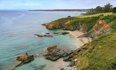 Ribadeo 'da küçük bir koy, renkleri ve sükuneti için büyüleyici bir yer, Galiçya, İspanya.