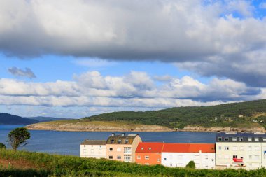 Laxe panoramisi, haliçleri ve kıyıları bulutlarla kaplı. Galiçya, İspanya.
