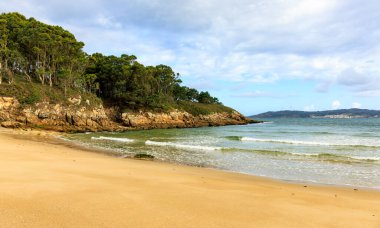 Praia das Vacas kıyısı, önünde Corme kasabası, Galiçya, İspanya.