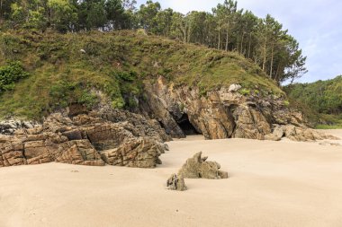 Costa de la Muerte 'deki Vacas Sahili' nin kumlarında Mağara ve Kayalık oluşumları. Galiçya, İspanya.