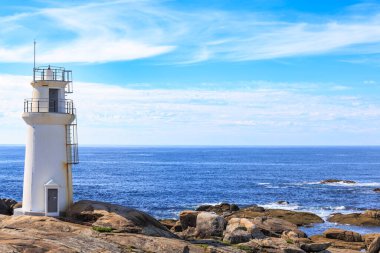 Muxia Deniz Feneri, Costa de la Muerte 'de, ufukta bulutlar, Galiçya, İspanya.