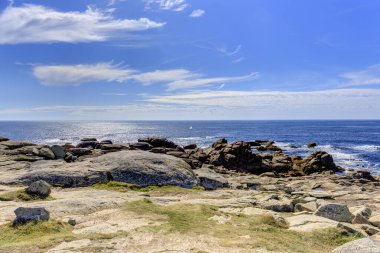Muxa 'da, Costa de la Muerte' de, Galiçya 'da, İspanya' da rüzgar bulutlu Rocky pelerini..