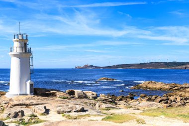 Muxia Lighthouse, Ufukta Cabo Vilan deniz fenerini görebiliyoruz. Galiçya, İspanya.