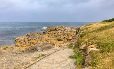 O Camio dos Faros 'un yürüyüş rotası Laxe, Galiçya, İspanya' dan geçerken.
