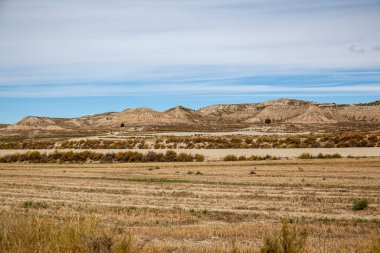 Monegros, Aragon, İspanya 'da mavi gökyüzü altında çöl manzarası.