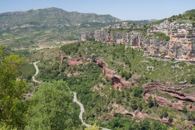 Montsant 'ın panoramik manzarası uçurumlar, ormanlar ve dağlarla çevrili bir yol. Popüler tırmanış antrenmanı yeri. Katalonya, İspanya.