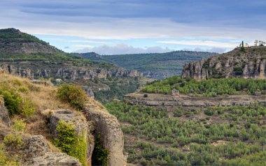 Serrana de Cuenca, doğa severler için bir cennet. Zamanla yontulmuş dağların ve vadilerin büyülü bir köşesi. Sonbaharda ormanların altına dönüştüğü ve nehirlerin kireçtaşı kanyonların arasında dolaştığı yer..